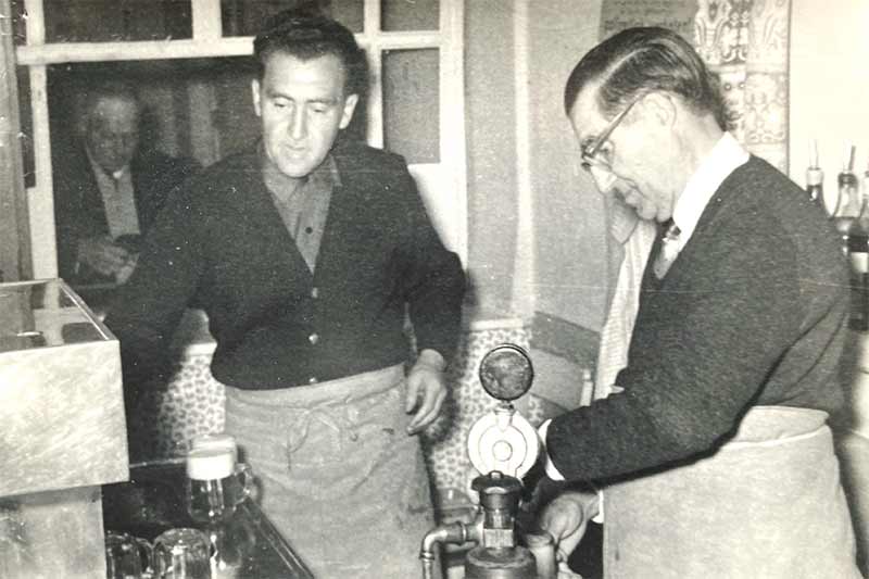 Mein Opa Ernst (links) am Tresen um die 1960er